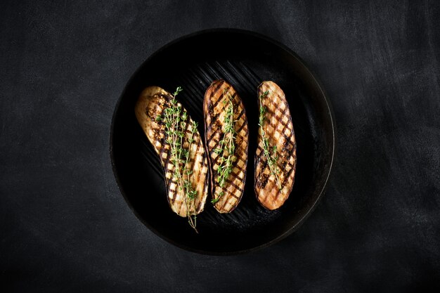 Gegrillte Auberginen mit Thymian auf der Grillpfanne