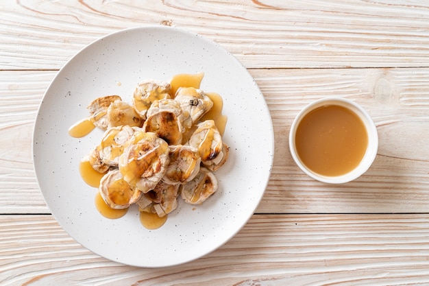 Gegrillte Bananenscheiben mit Karamellsauce