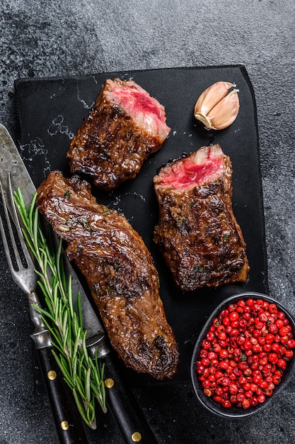 Gegrillte Brisketsteaks in Bbq-Sauce auf einem Marmorbrett