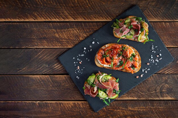 Gegrillte Bruschetta mit Lachsfilet und Jamon Köstliche italienische Bruschetta-Antipasti Draufsicht