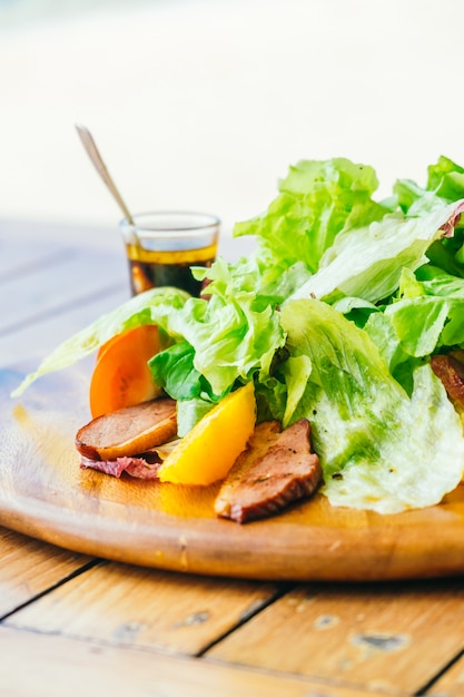 Gegrillte Entenbrust mit Gemüsesalat