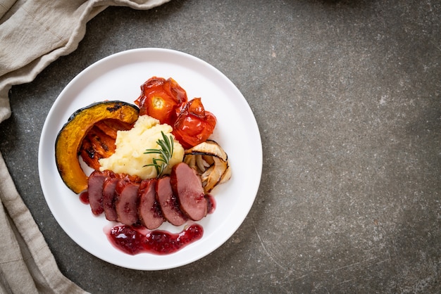 Gegrillte Entenbrust mit Sauce