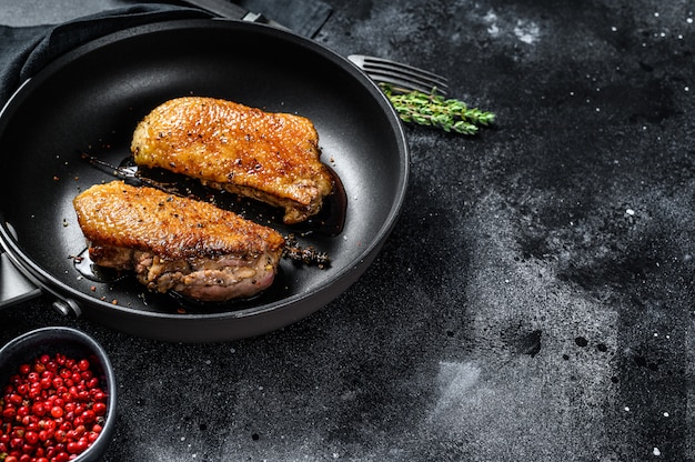 Gegrillte Entenbrustfilets in einer Pfanne