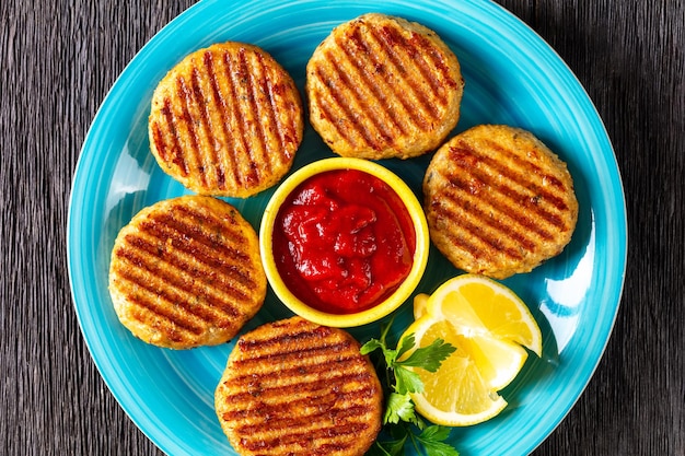 Gegrillte Fischburger auf einer blauen Platte