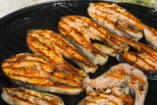 Gegrillte Fischlachssteaks auf einer Grillpfanne im Freien