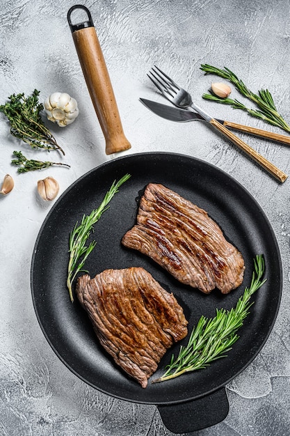 Gegrillte Flankensteaks in einer Pfannenansicht