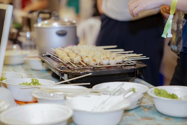 Gegrillte Fleischbällchen auf dem Elektrogrill