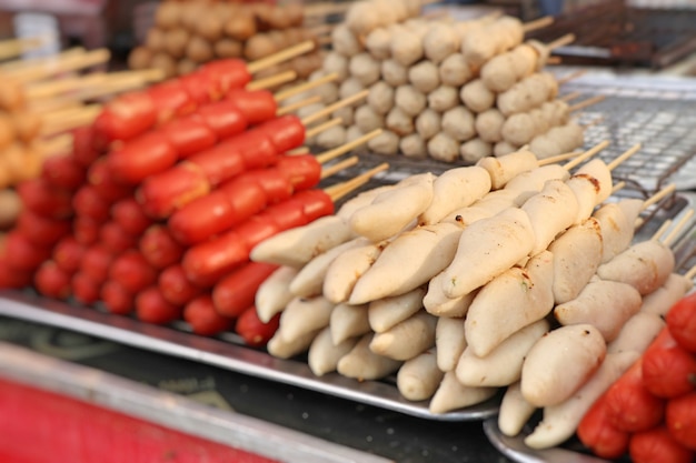 gegrillte Fleischbällchen und Wurst auf der Straße essen