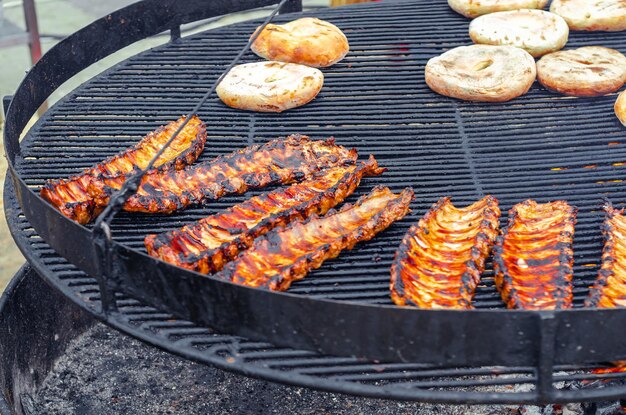 Gegrillte Fleischrippen Barbecue gegrillt Kochen von Fleisch auf Kohlen Leckeres saftiges Fleisch