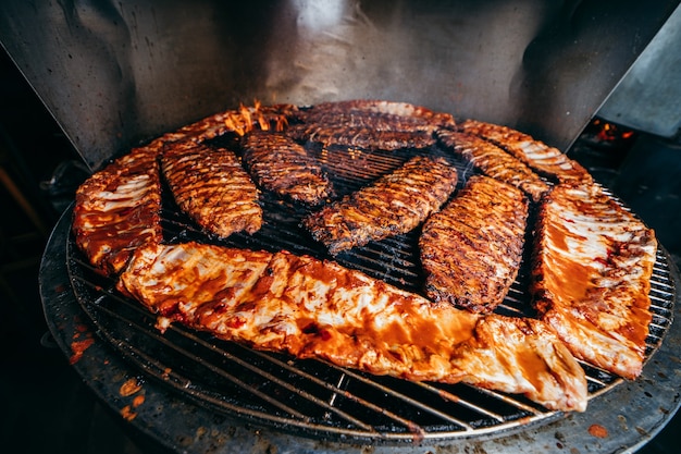 Gegrillte Fleischspieße auf Barbecue-Grill