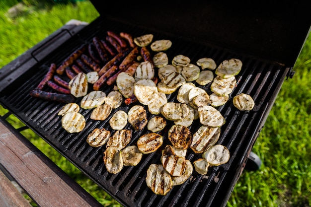 Gegrillte Fleischwürste und Gemüse. Sommergrill.