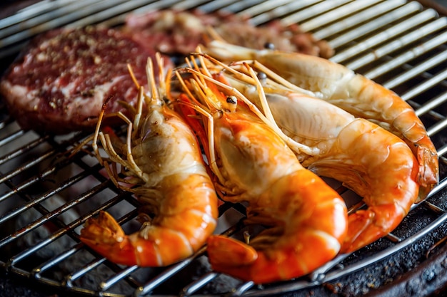 Gegrillte Flussgarnelen auf dem Grill