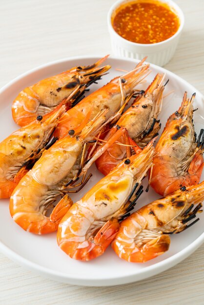 gegrillte Flussgarnelen oder Shrimps nach Meeresfrüchte-Art
