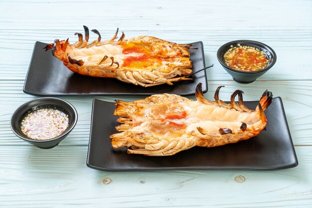 Gegrillte frische Riesengarnele mit würziger Meeresfrüchte-Dip