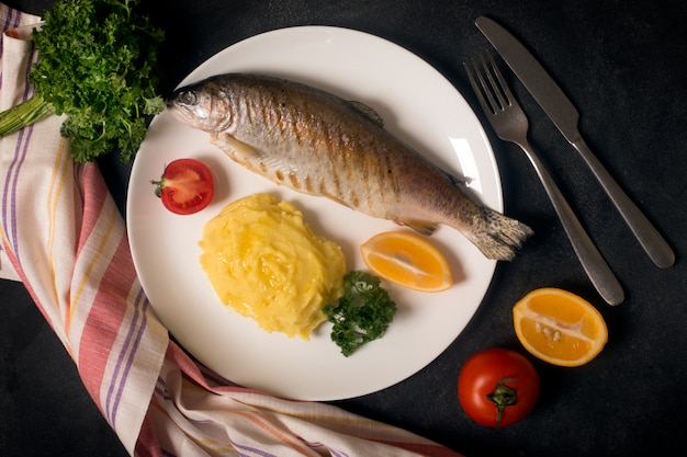 Gegrillte ganze Forelle, Kartoffel, Zitrone und Knoblauch, Abschluss oben