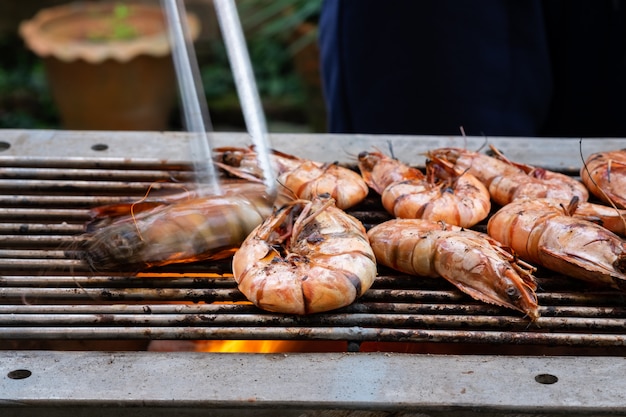 Gegrillte Garnelen auf dem brennenden Grill.