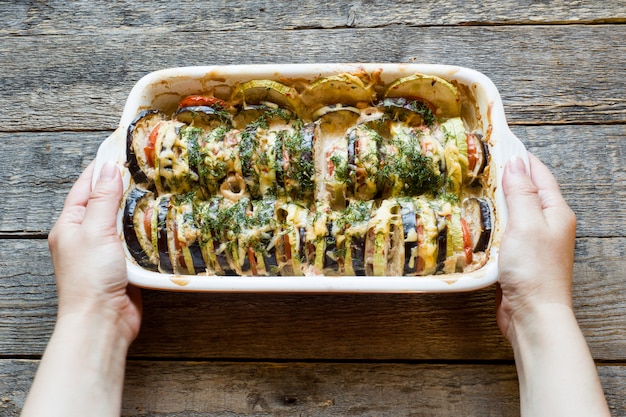 Gegrillte Gemüse Zucchini-Auberginen-Tomate eine Art Ratatouille auf einem rustikalen hölzernen Hintergrund