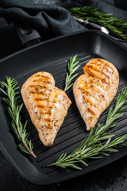 Gegrillte gesunde Hähnchenbrust gekocht auf einer Grillpfanne Schwarzer Hintergrund Ansicht von oben