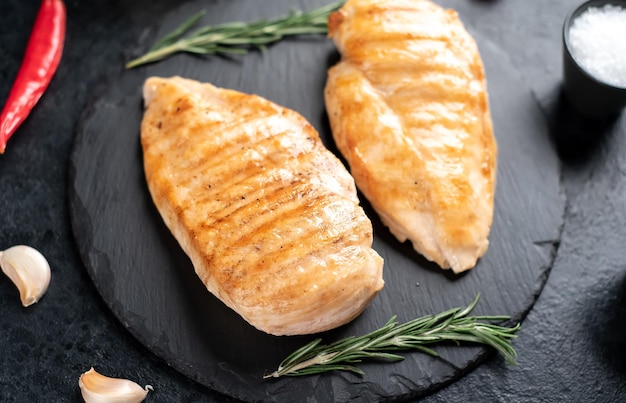 gegrillte hähnchenbrust auf steinhintergrund