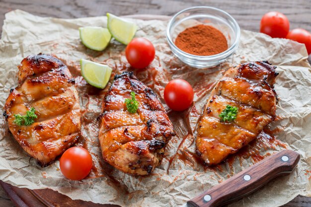 Gegrillte Hähnchenbrust in heißer Mangosauce