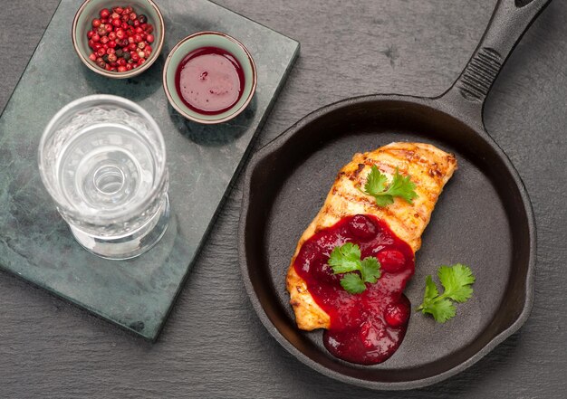 Gegrillte Hähnchenbrust mit Cranberry-Sauce Draufsicht