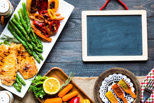 Foto gegrillte hähnchenbrust mit frischem gemüse