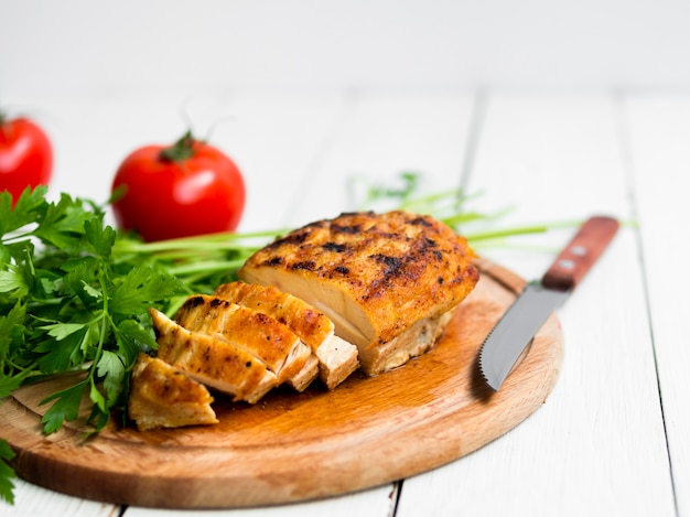 Foto gegrillte hähnchenbrust mit gemüse