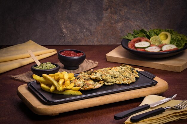 Gegrillte Hähnchenbrust mit Pommes frites im Speisesaal, gesunde Ernährung