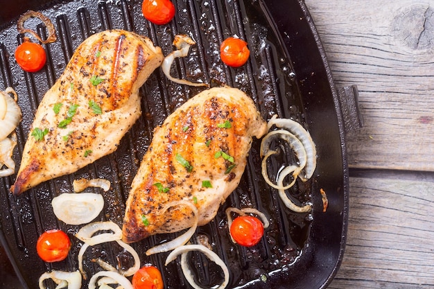 Gegrillte Hähnchenbrust mit Tomaten, Petersilie und Zwiebeln