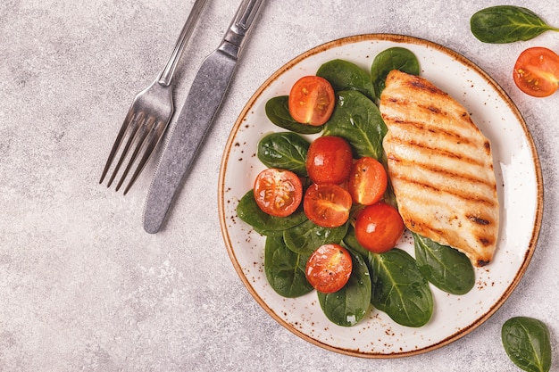 Gegrillte Hähnchenbrust serviert mit Gemüsesalat