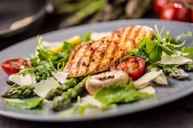 Gegrillte Hähnchenbrust Spargel Rucola Champignons Tomaten Zitrone und Parmesan