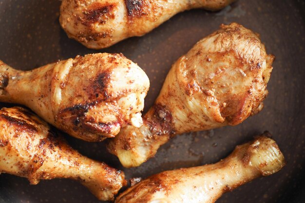 Gegrillte Hähnchenfilets auf Teller von oben nach unten