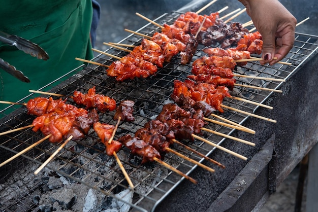 Gegrillte Hähnchensauce auf dem thailändischen Streetfood-Markt