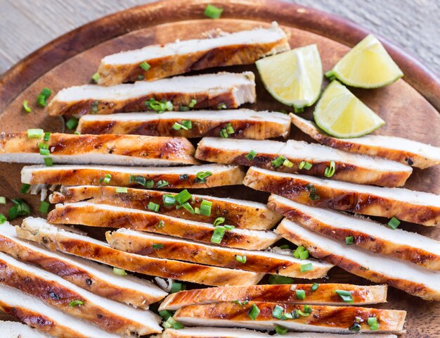 Foto gegrillte hähnchenscheiben in limettensauce