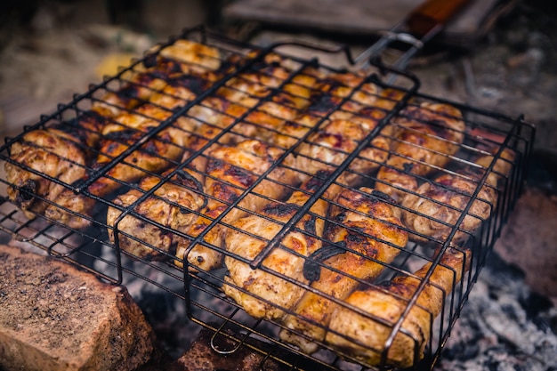 Foto gegrillte hähnchenschenkel am feuer