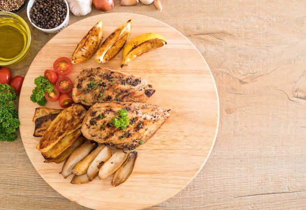 Gegrillte Hähnchensteaks mit Gemüse