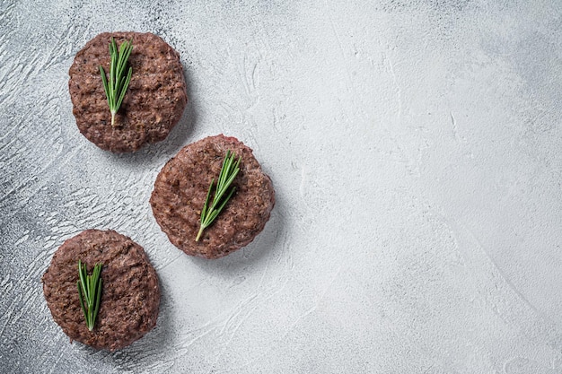 Gegrillte Hamburger-Fleischkoteletts. Weißer Hintergrund. Ansicht von oben. Platz kopieren.