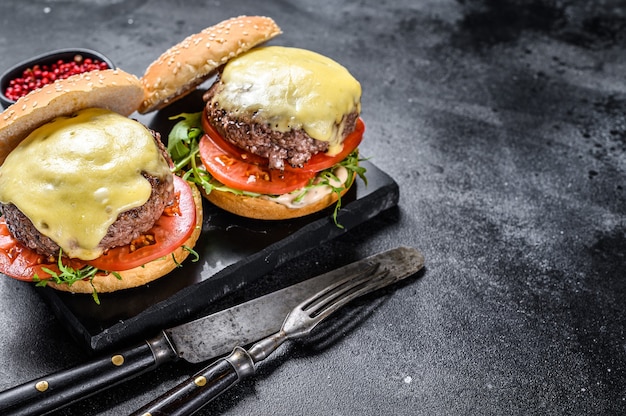 Gegrillte hausgemachte Burger mit Rindfleisch, Tomate, Käse, Gurke und Salat