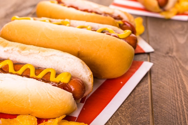 Gegrillte Hotdogs auf weißen Hotdog-Brötchen mit Senf und Ketchup.