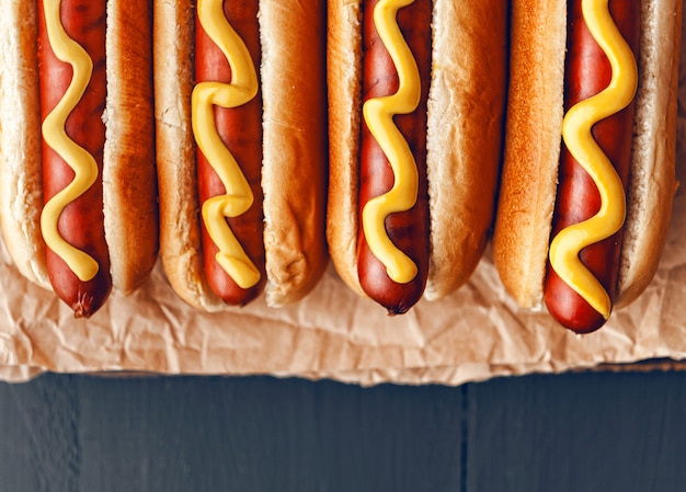 Gegrillte Hotdogs mit amerikanischem Senf