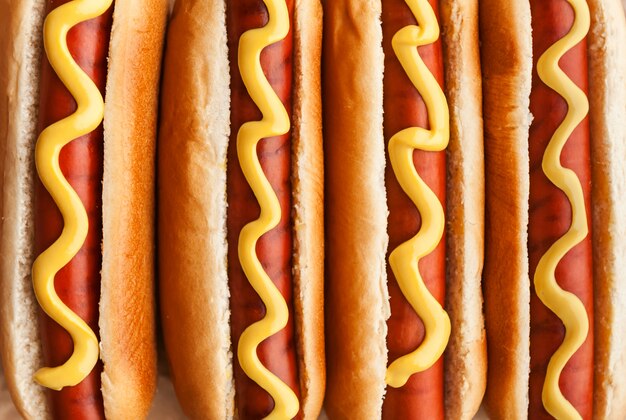 Gegrillte Hotdogs mit amerikanischem Senf