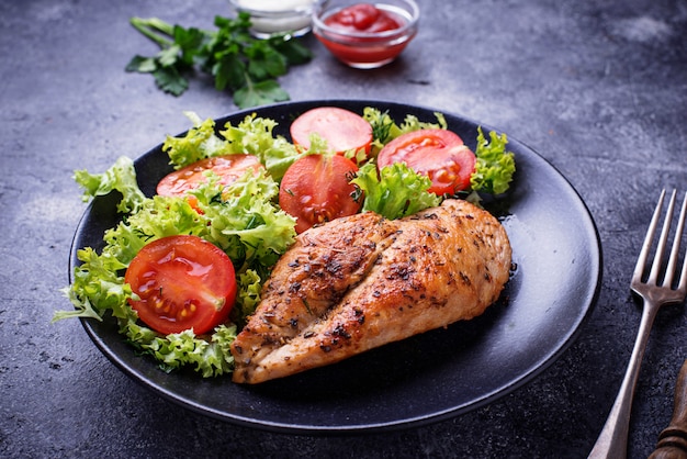 Gegrillte Hühnerbrust mit Gemüsesalat