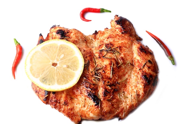 Gegrillte Hühnerbrust mit Peperoni und Zitrone isoliert auf weißem Hintergrund Diät Fitness gesund