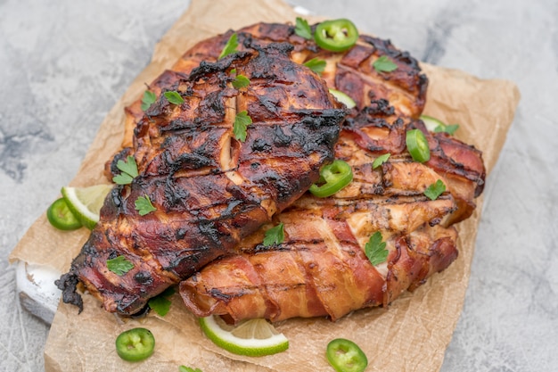 Gegrillte Hühnerbrust mit Speckmantel