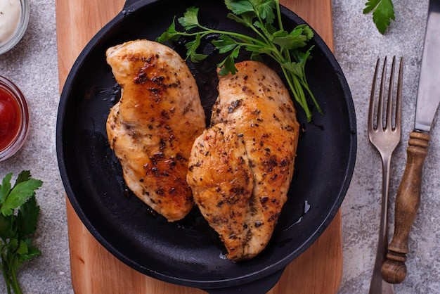 Foto gegrillte hühnerbrust oder filet auf eisenpfanne