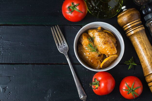 Gegrillte Hühnerflügel mit Gemüse und Kräutern