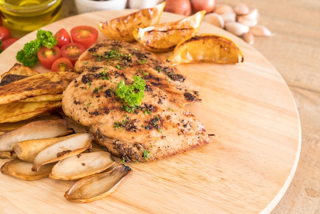 Gegrillte Hühnersteaks mit Gemüse