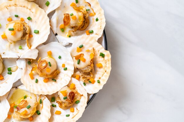 gegrillte Jakobsmuscheln mit Butter