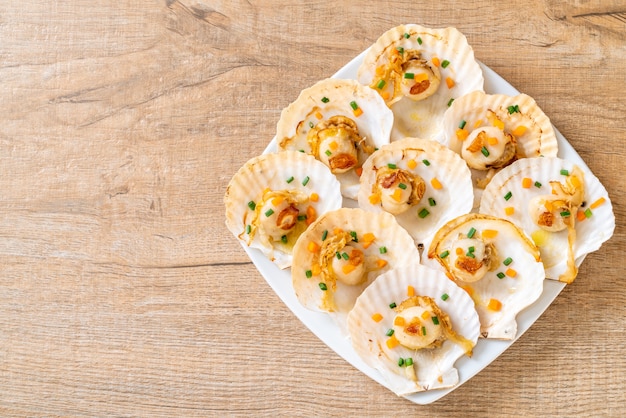 gegrillte Jakobsmuscheln mit Butter