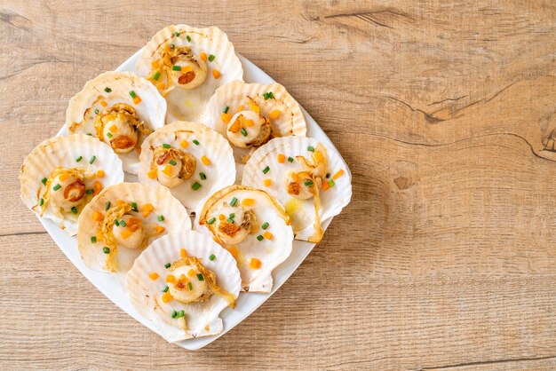 gegrillte Jakobsmuscheln mit Butter